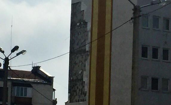 Ветер с моря дул: в Севастополе многоэтажка осталась без обшивки (фото)